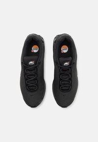 Fekete sportcipők, amelyek texturált hálós felsőrésszel, kerek fűzőkkel és feltűnő Air Max logóval rendelkeznek, narancssárga és fehér díszítéssel a nyelvén.