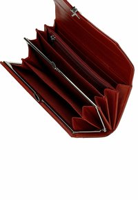 Portafoglio rosso in pelle con più scomparti, hardware in tonalità argento e una finitura testurizzata. Il design aperto rivela sezioni per carte e monete.