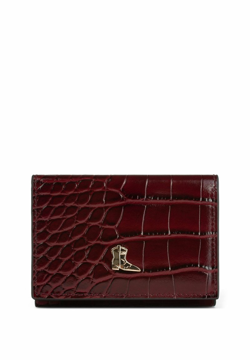Portfel z bordowej skóry z fakturą krokodyla, ozdobiony złotym akcentem w kształcie buta. Kompaktowy, prostokątny kształt, gładkie wykończenie i przeszywane krawędzie.