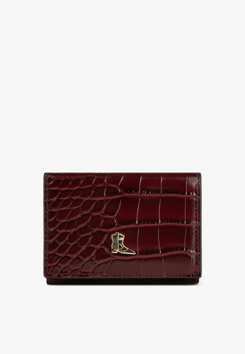 Portfel z bordowej skóry z fakturą krokodyla, ozdobiony złotym akcentem w kształcie buta. Kompaktowy, prostokątny kształt, gładkie wykończenie i przeszywane krawędzie.