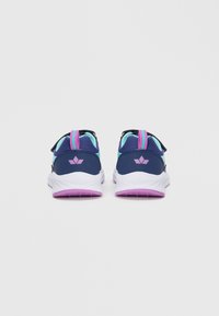 Marinefarbene Sportschuhe mit Mesh, lila Akzenten und einer helllila Sohle. Verfügt über doppelte Riemen für einen sicheren Sitz und ein Logo an der Ferse.