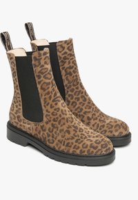 Bottines à imprimé léopard en daim avec des panneaux latéraux élastiques, semelles en caoutchouc noir et intérieur beige contrasté.