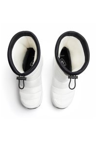 Weiße isolierte Stiefel mit gestepptem Design, schwarzem Gummirand, Kordelzugverschlüssen und strukturiertem Innenfutter.