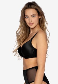Czarny stanik z fiszbinami, z gładkimi, uformowanymi miseczkami i regulowanymi ramiączkami; w zestawie z czarnymi majtkami typu high-waist z prześwitującymi siateczkowymi panelami.