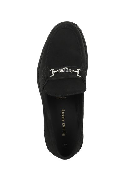 Svart mocka loafers med en slät yta, prydda med en dekorativ silverkedja. Stämplat varumärke inuti, storlek 42.