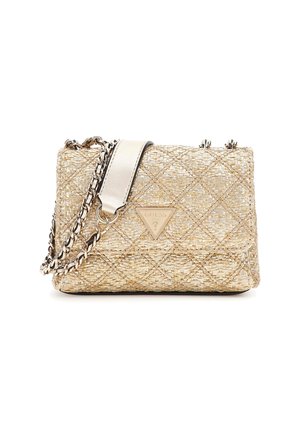 Lille beige vævet skuldertaske med quiltet diamantmønster, metallisk kædestrop og trekantet Guess-logo foran.