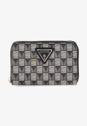 Zwart-wit wallet met een driehoekig metalen logo, ritsafsluiting en gouden accenten; heeft een geometrisch printdesign.