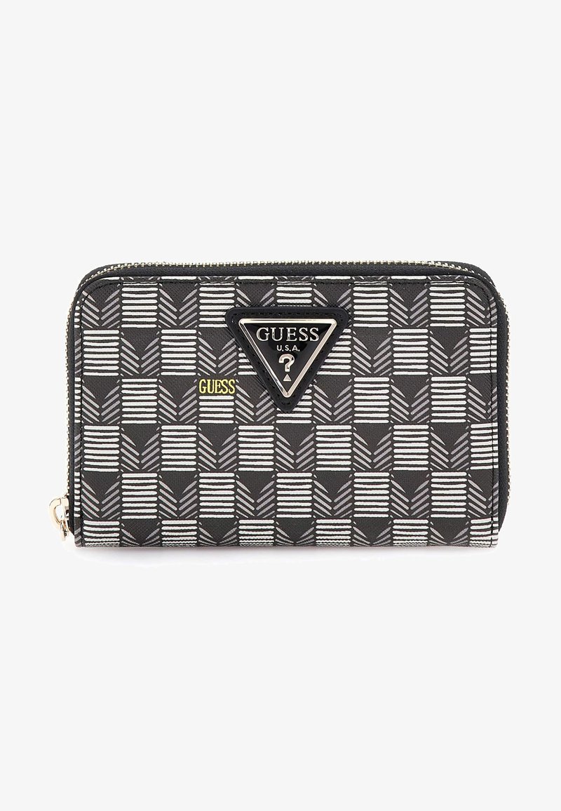Portefeuille noir et blanc à motifs avec un logo en métal triangulaire, fermeture zippée et accents dorés ; présente un design à motifs géométriques.