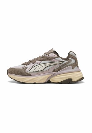 Lavprofils sneaker med beige ruskind, lysegrå mesh, oversize hvidt logo, tyk creme sål og brun gummi ydersål, sidevisning på hvid baggrund.