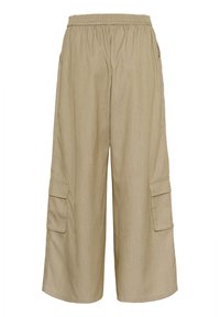 Pantalons cargo beiges avec une taille élastique, coupe large, et deux poches latérales avec un détail de rabat. Tissu texturé, coupe décontractée.