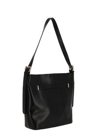 Zwarte leren schoudertas met een strak ontwerp, verstelbare riem en zilverkleurige hardwareaccenten. Glad oppervlak met minimale details.