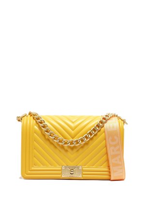 Geel gewatteerde handtas met een chevronpatroon, gouden kettingband en een logo plaatje op de voorkant. Voorzien van een contrasterende oranje band.