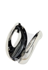 Design elegante in argento e nero caratterizzato da una struttura curva e vuota con superfici lisce e hardware visibile, che mette in mostra un'estetica moderna.