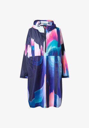 Waterdichte jas met capuchon in tinten marineblauw, roze en turquoise met een abstract patroon. Voorzien van een ritssluiting aan de voorkant en twee zijzakken.