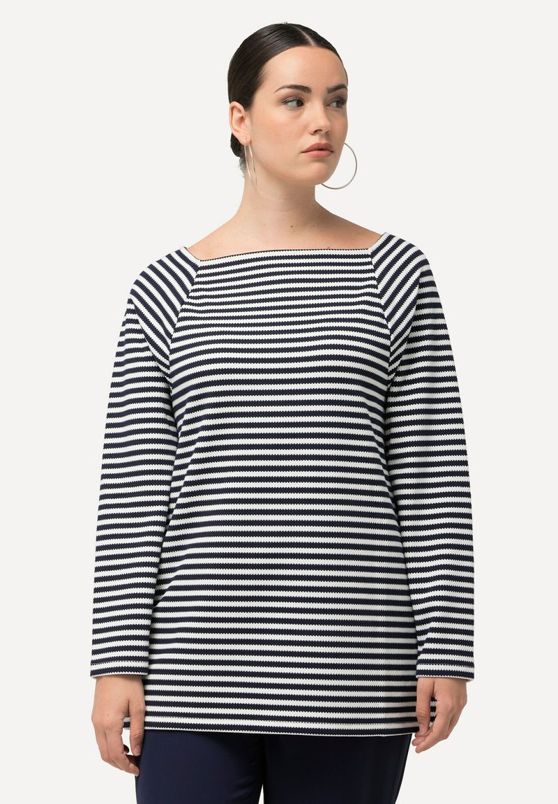 Maglietta a maniche lunghe a righe blu navy e bianche con scollo quadrato e tessuto strutturato. Presenta maniche raglan e una vestibilità comoda.