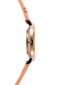Roséguld metal klocka med ett rektangulärt hölje, slät yta och ett blekrosa läderarmband. Har en texturerad krona på sidan.