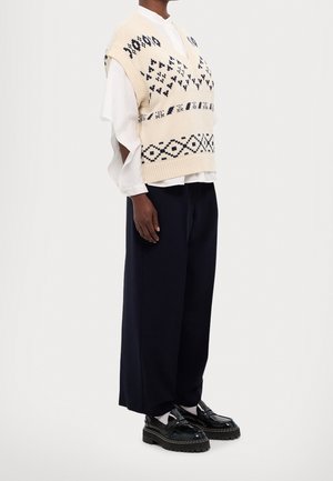 Stickad tröja - white