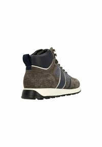 High-top sneakers met grijs suede en blauwe leren accenten, een gestructureerde hak en een witte rubberen zool met zwarte profiel. Veters met metalen oogjes.