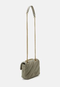 Quilted, lys grå skinn crossbody-veske med gullkjede-rem og en myk, strukturert form. Har vertikale diagonale søm detaljer.