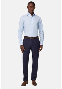 Lichtblauw button-up shirt met een gestructureerd patroon, marineblauwe pinstriped broek, een brown lederen riem en brown suède schoenen.