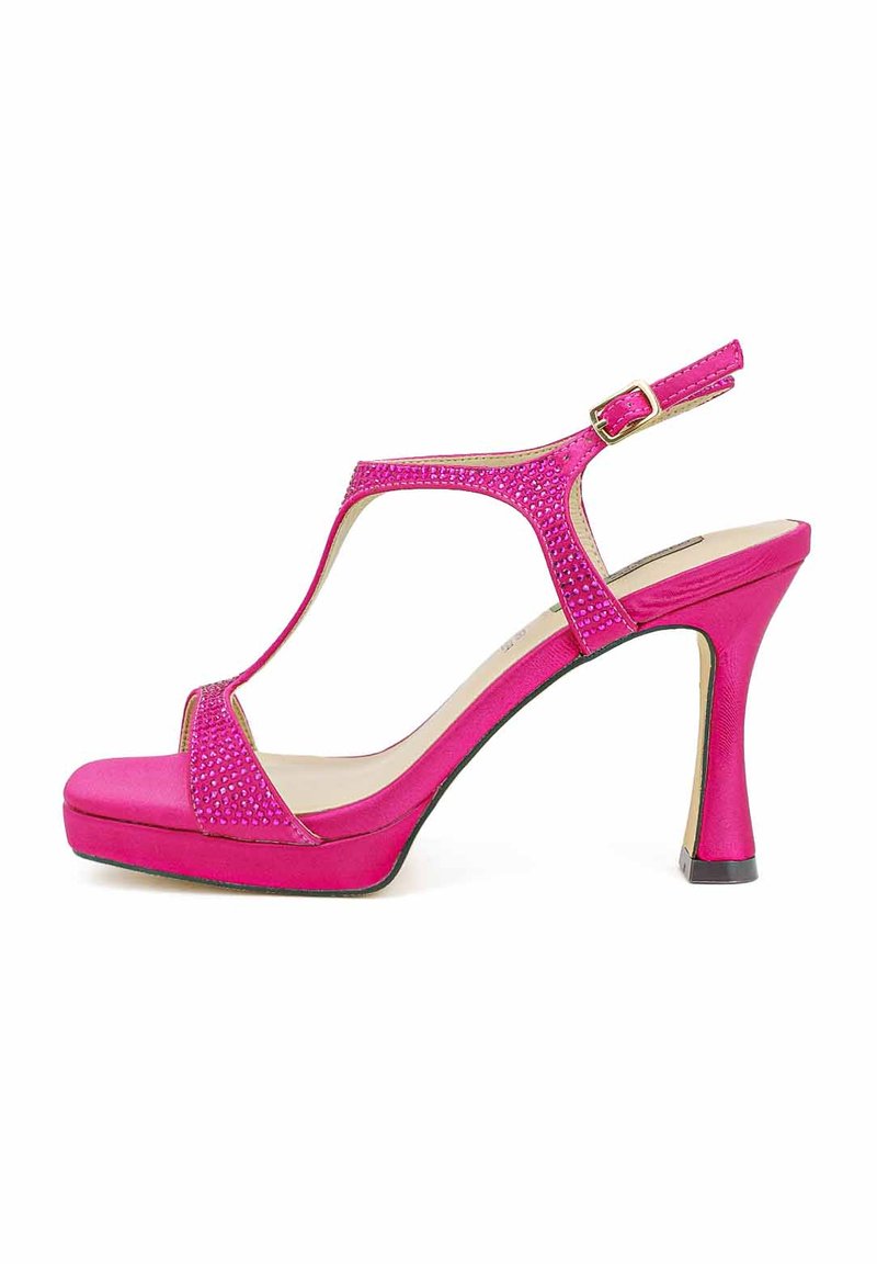 Sandalo con tacco alto in satin rosa, design a T-strap, decorato con strass, cinturino alla caviglia e una piattaforma per stabilità.