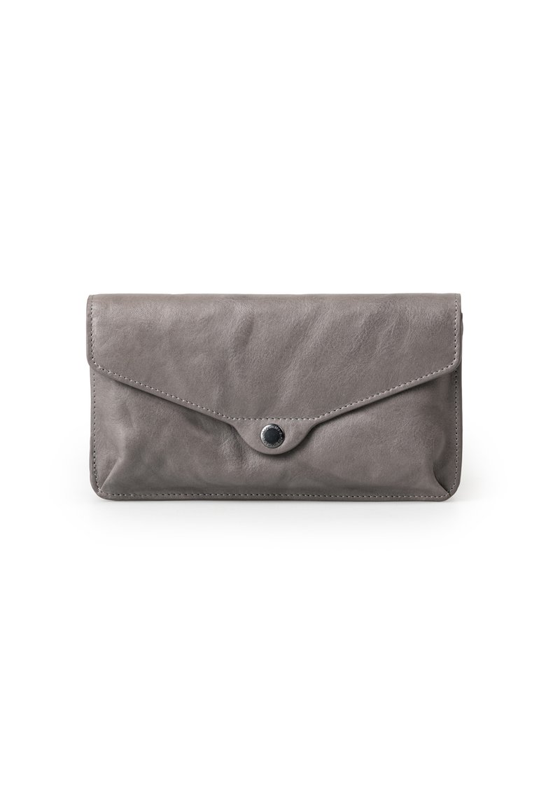 Portafoglio in pelle grigia con una texture liscia, design a busta e chiusura a bottone a pressione sul davanti.