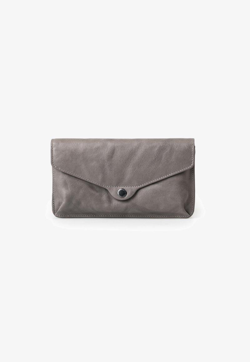 Grijze leren portemonnee met een gladde textuur, envelop-stijl ontwerp en een drukknoopsluiting aan de voorkant.