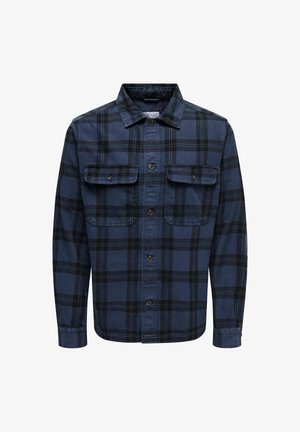 Koszula w kratę w kolorze granatowym i czarnym, z zapięciem na guziki z przodu, dwiema kieszeniami na piersi oraz długimi rękawami z mankietami na guziki, wykonana z tkaniny bawełnianej.