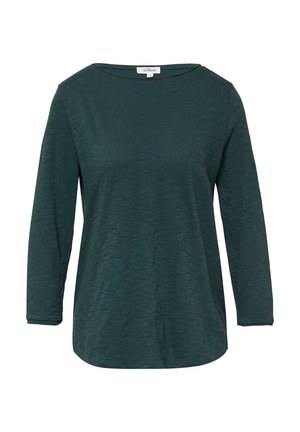 T-shirt à manches longues vert foncé avec un col bateau, texture lisse et coupe légèrement décontractée. Étiquette visible au niveau du col, le tissu semble léger.