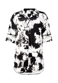 Blusa de manga corta en blanco y negro con botones en la parte delantera, que presenta un patrón floral en forma de nube y un corte relajado. Textura de tela suave.