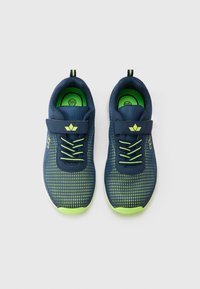 Sötétkék sportcipő hálós felsőrésszel, neon zöld részletekkel, rugalmas fűzővel és tépőzáras pánttal. Könnyű kialakítás lekerekített orral.