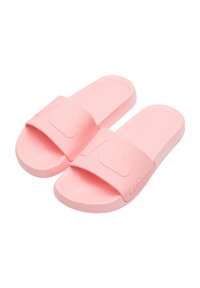 Różowe klapki na płaskiej podeszwie wykonane z fakturowanej gumy, z szerokim paskiem ozdobionym wzorem serca i nazwą marki "Kubota" wytłoczoną z boku.