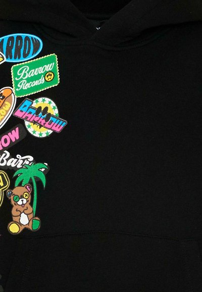 Sweat à capuche noir avec des patchs colorés comprenant "Barrow Records", divers motifs de texte "Barrow", un palmier et un ourson de dessin animé aux yeux dépareillés.