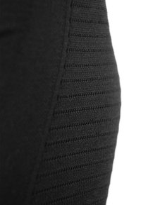 Schwarzer Strickstoff mit strukturierten, vertikalen Streifen, glatten Flächen und einem nahtlosen Design, das eine figurbetonte Silhouette ermöglicht.