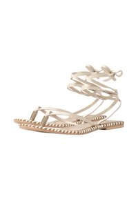 Beige flade sandaler med flere krydsende stropper, en glat læderoverflade og et flettet mønster på en flad sål.