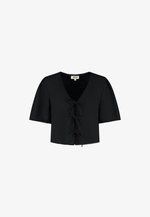 Blusa negra de manga corta con un profundo escote en V, cierre en la parte delantera con lazo y bordes ondulados. Fabricada con una tela suave y ligera.