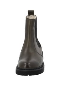 Botín de cuero marrón hasta el tobillo con paneles laterales de elastano, suela de goma negra texturizada y forro interior suave. Cuenta con un tirador para facilitar su uso.