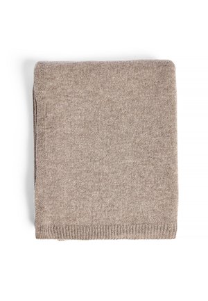 Zložený béžový sveter vyrobený z mäkkej pleteniny. Má štruktúrovaný povrch a rebrovaný lem. Kompaktne tvarovaný v obdlžnikovom tvare bez viditeľných vzorov.