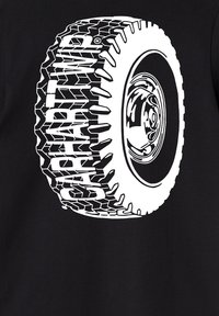Czarna koszulka z dużym białym grafiką oponą z wyraźnym wzorem bieżnika i widocznymi detalami obręczy, umieszczoną na środku przodu.