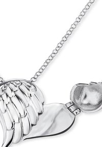 Sølvhalssmykke med et hjerte med vinge-detaljer, glatte og teksturerede overflader, fastgjort med en kæde af sammenkoblede led.