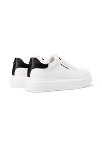 Sneaker bianchi con superficie texturizzata, dettagli neri sul tallone, punta rotonda e suola bianca. I lacci e il marchio sul lato sono visibili.