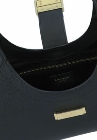 Borsa a tracolla in pelle nera con una texture liscia. Presenta un accentuazione in metallo dorato sulla parte anteriore e una tasca interna con cerniera per riporre gli oggetti.