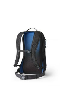 Sac à dos noir et bleu montrant un panneau dorsal rembourré, des bretelles réglables avec boucle de poitrine et une sangle de taille avec fermeture à clip en plastique.