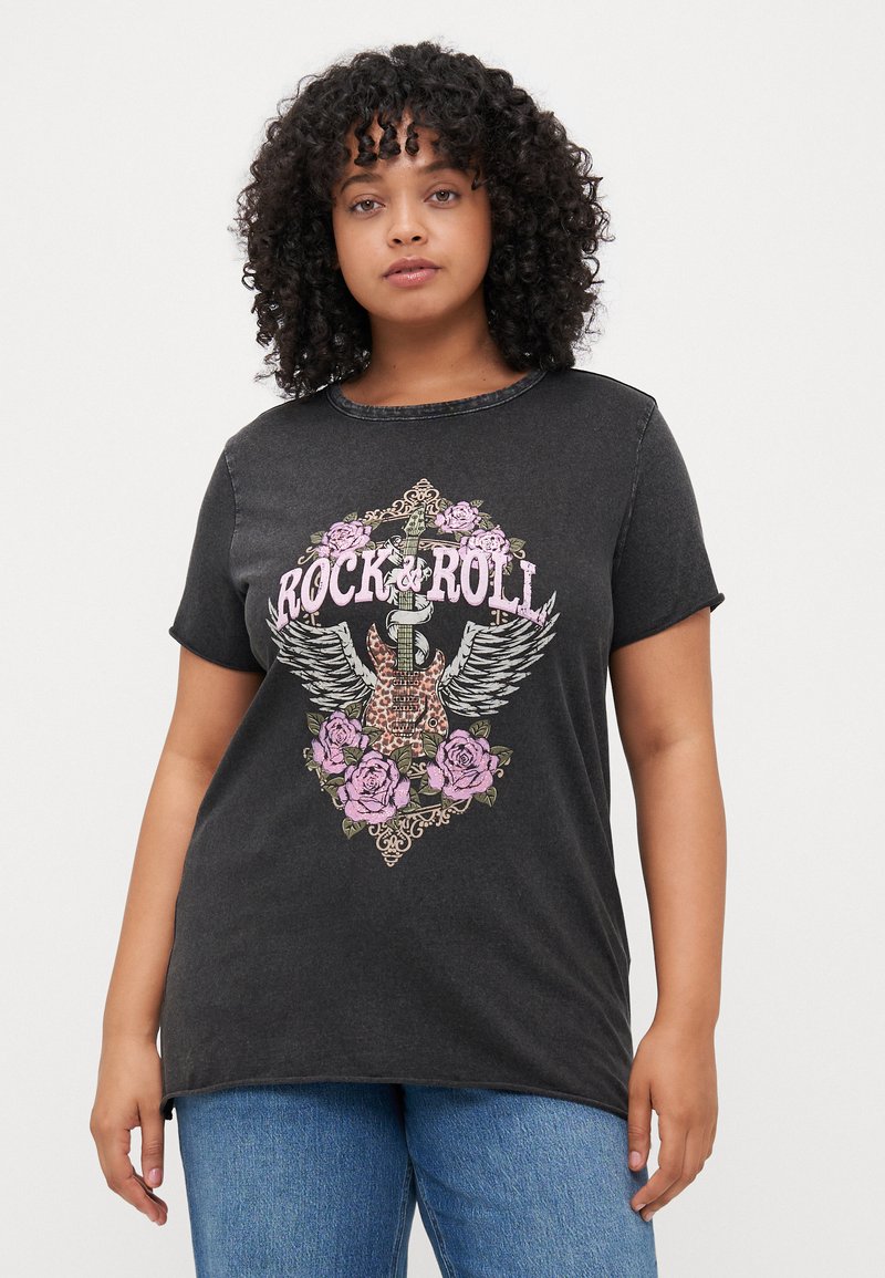 T-shirt graphique noir avec un design "Rock & Roll" comprenant une guitare, des ailes et des roses roses. Manches courtes et col rond.