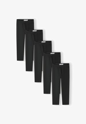 Pieci melni legingi, sakārtoti diogonāli uz baltas fona, katram redzams jostas tagiņš.