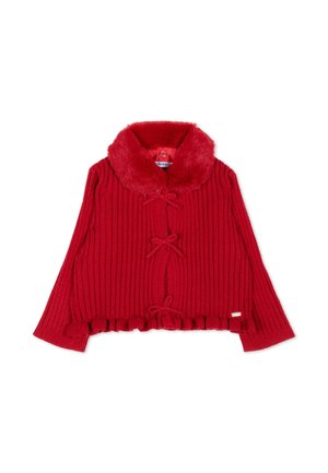 Czerwony sweter dziany z kołnierzem z sztucznego futra, trzy kokardki z przodu oraz lekko marszczony dół i mankiety, ułożony na płasko na białym tle.