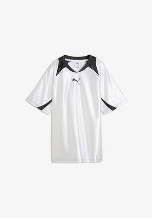 Hvid Puma sportstrøje med sort krave og sorte accenter på skuldre og ærmer, med Puma-logo på brystet.