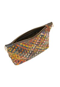 Vævet håndtaske med multicolor mønster, udstyret med en lynlåslukning, læderdetaljer og en blank finish. Måler cirka 30 x 15 cm.