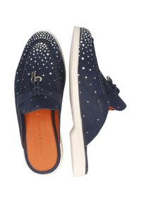 Zapatillas de ante azul marino de tipo slip-on con acentos de rhinestone, suela de goma beige y plantilla naranja. Presenta un lazo decorativo y detalle del logotipo.