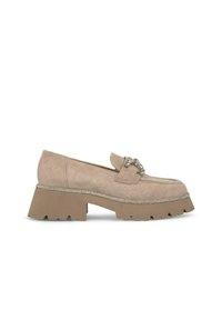 Beige suède loafers met een stevige rubberen zool, voorzien van een decoratieve metalen ketting en een gestructureerde bovenkant. Gestikte details langs de zool.